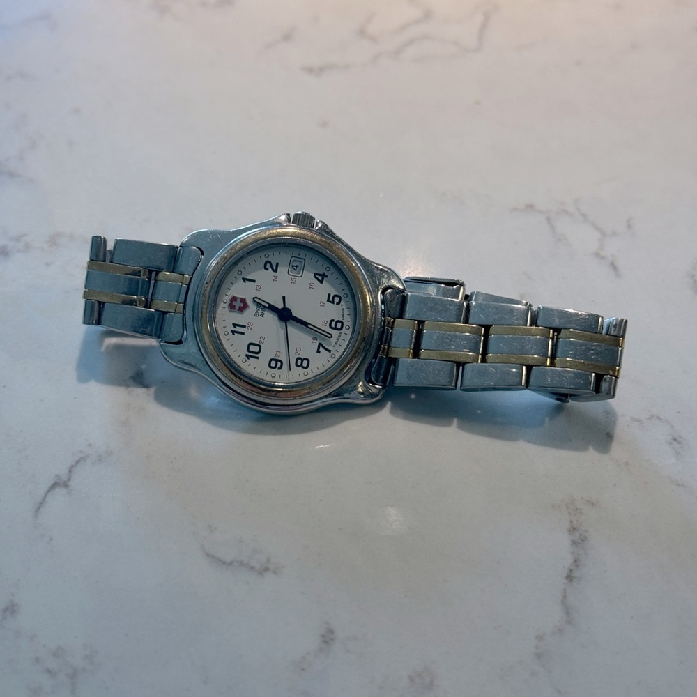 Ladies Victorinox Swiss Army 241543 Alliance Watch. New battery!
